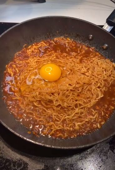 Mie instan campur brown sugar