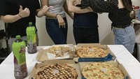 Lavanya ternyata paling doyan menyantap aneka pizza. Semua pizza enak ia pilih untuk merayakan kebersamaannya dengan teman-teman. Foto: Instagram @lavanyasivaji