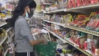 Belanja untuk kebutuhan donasi, Lavanya bagikan video lengkap dirinya memilih bahan-bahan makanan di supermarket. Foto: Instagram @lavanyasivaji