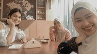 Punya banyak teman, Lavanya masih menyempatkan dirinya untuk makan dan ngopi bersama teman-temannya. Foto: Instagram @lavanyasivaji