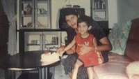 Terakhir ini pose imut Lavanya saat merayakan ulang tahun dengan sang ibu ketika dirinya masih kecil. Foto: Instagram @lavanyasivaji