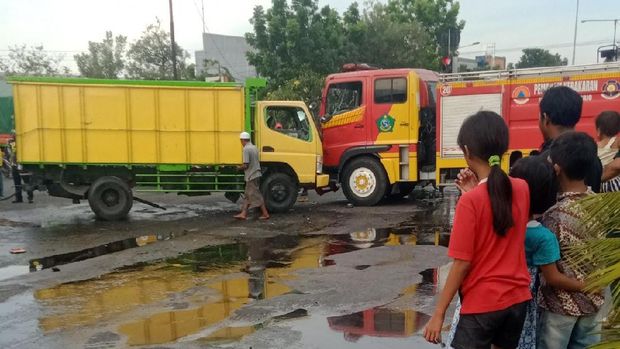 mobil pmk tabrak truk