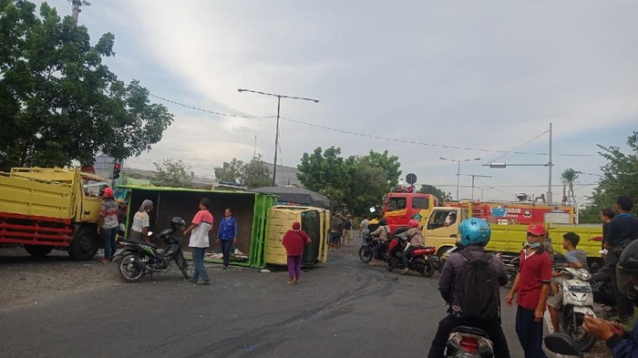 mobil pmk tabrak truk
