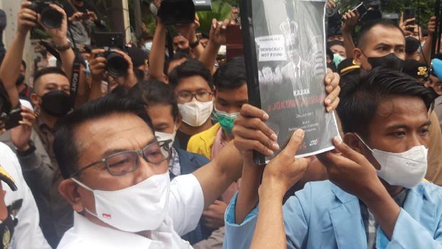 KSP Moeldoko menemui massa aksi dari BEM SI di sekitar Patung Kuda, Jakarta, Kamis (21/10/2021)