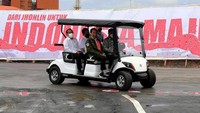 Jokowi melakukan tinjauan semobil dengan Haji Isam, Mensesneg Pratikno, dan Menteri BUMN Erick Thohir.