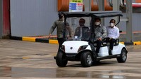 Nampak Haji Isam yang menyopiri Jokowi dan rombongan menteri meninjau pabrik biodiesel Jhonlin.