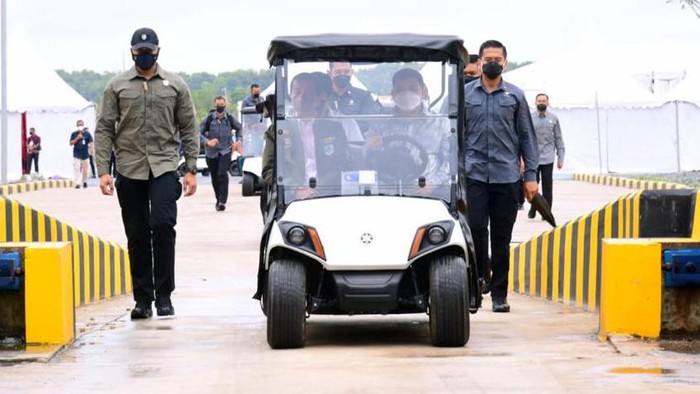 Momen Haji Isam Sopiri Jokowi di Pabrik Biodiesel Rp 2 T Pabrik biodiesel milik pengusaha asal Kalimantan Selatan Haji Isam baru saja diresmikan Presiden Joko Widodo (Jokowi).