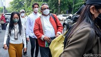 Selebgram Rachel Vennya tiba di Polda Metro Jaya. Dia diperiksa polisi terkait aksi kabur saat karantina di RSDC Pademangan. Foto: Andhika Prasetia/detikcom