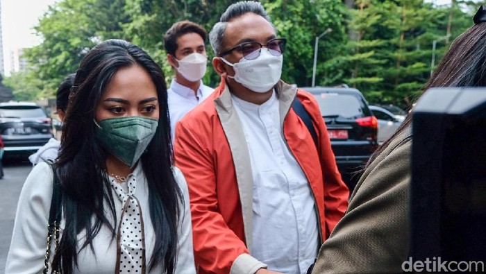 Selebgram Rachel Vennya tiba di Polda Metro Jaya. Dia diperiksa polisi terkait aksi kabur saat karantina di RSDC Pademangan.
