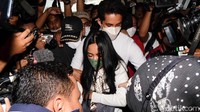 Rachel Vennya menghindari pertanyaan awak media. Foto: Andhika Prasetia/detikcom