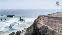 Pacitan Jawa Timur juga tengah berbenah. Turis bisa surfing di salah satu pantai di Pacitan, Jawa Timur. Pacitan memiliki beberapa destinasi berselancar yang cocok untuk pemula maupun profesional, di antaranya Pantai Serau, Pantai Pancer, dan Pantai Watu Karang. Foto: Pemkab Pacitan