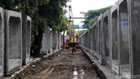 Ekskavator hingga crane dikerahkan dalam pembangunan saluran air dan sodetan di Jalan I Gusti Ngurah Rai.