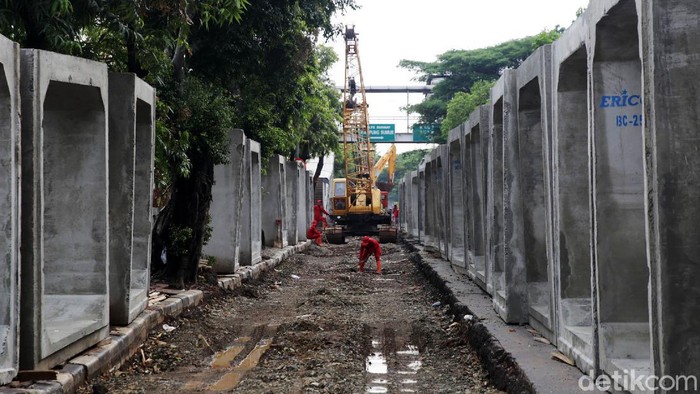 Pekerja melakukan pekerjaan box culvert (gorong-gorong)  dan crossing buis beton saluran di Jalan I Gusti Ngurah Rai, Jakarta Timur, Kamis (21/10/2021). Pemerintah Kota (Pemkot) Jakarta Timur membangun saluran dan sodetan di Jalan I Gusti Ngurah Rai menuju saluran penghubung Tegal Amba, Klender, Duren Sawit, untuk mengatasi genangan saat hujan. Pengerjaan gorong-gorong dilakukan dalam dua tahap hingga 15 Desember 2021.
