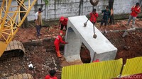 Pembangunan saluran air dan sodetan itu untuk mengatasi genangan di kawasan tersebut.