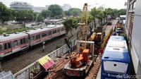 Jalan I Gusti Ngurah Rai ditutup selama proses pembangunan saluran air. Hanya jalur bus TransJakarta yang bisa dilintasi.