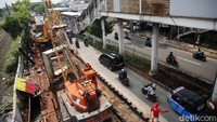 Pengendara dialihkan ke jalur TransJakarta selama proses pengerjaan saluran air.