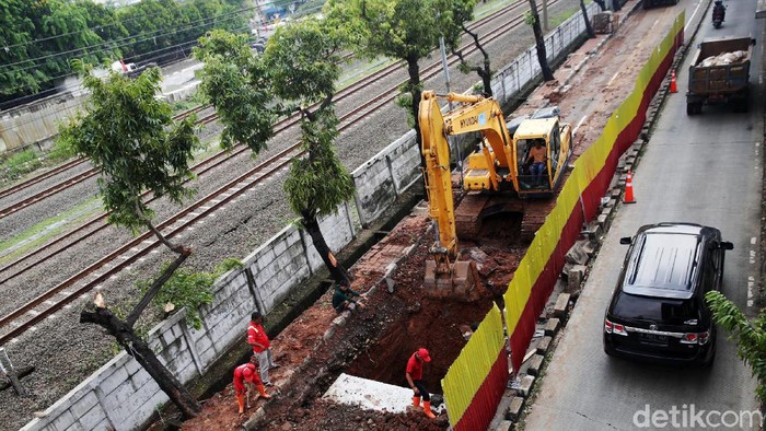Pembangunan Saluran Air untuk Atasi Banjir di Klender Pekerja melakukan pekerjaan box culvert (gorong-gorong) dan crossing buis beton saluran di Jalan I Gusti Ngurah Rai, Jakarta Timur, Kamis (21/10/2021). Pemerintah Kota (Pemkot) Jakarta Timur membangun saluran dan sodetan di Jalan I Gusti Ngurah Rai menuju saluran penghubung Tegal Amba, Klender, Duren Sawit, untuk mengatasi genangan saat hujan. Pengerjaan gorong-gorong dilakukan dalam dua tahap hingga 15 Desember 2021.