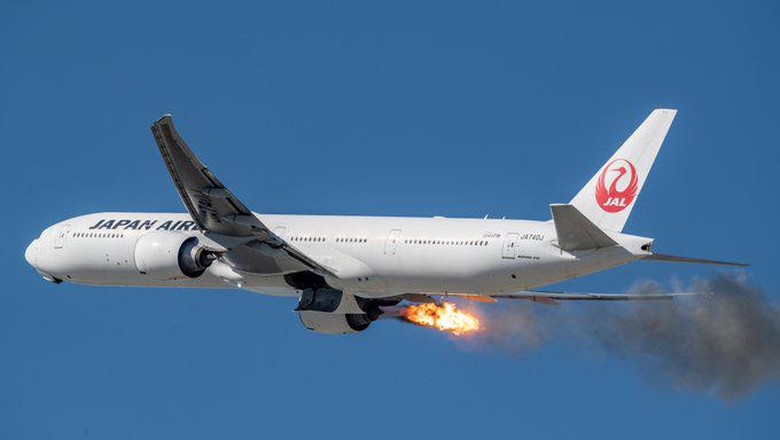 Pesawat JAL terbakara di udara