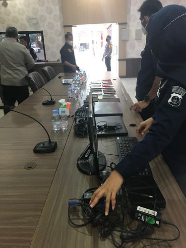Polres Kotabaru menggerebek kantor jasa penagihan pinjaman online ilegal. Ada puluhan orang diciduk dari kantor tersebut. (dok Polda Kalsel)