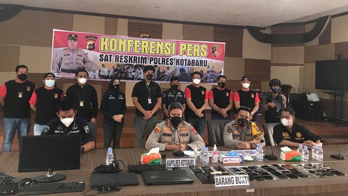Polres Kotabaru menggerebek kantor jasa penagihan pinjaman online ilegal. Ada puluhan orang diciduk dari kantor tersebut. (dok Polda Kalsel)