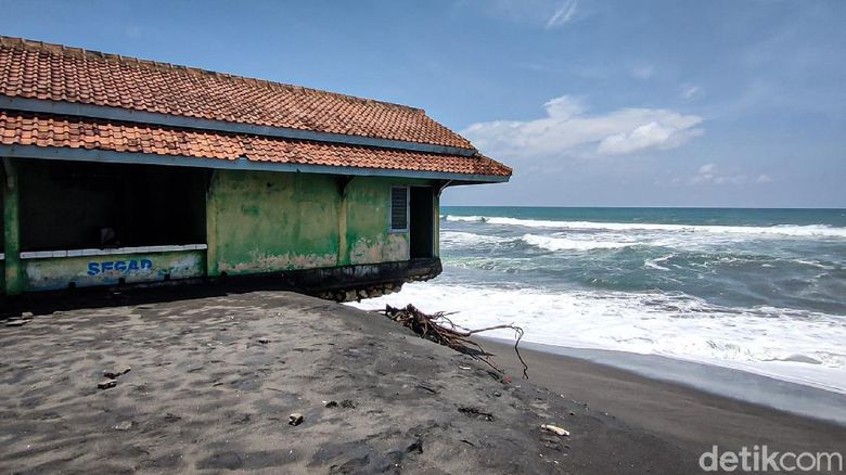 Potret kondisi bangunan yang terancam abrasi di Pantai Trisik, Kulon Progo, DIY, Kamis (21/10/2021).
