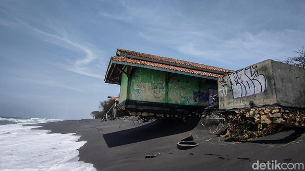 Sebuah bangunan Tempat Pelelangan Ikan (TPI) di dekat bibir pantai terancam ambruk. Hampir separuh bagian bawah bangunan tidak lagi ditopang oleh pasir lantaran tergerus ombak pasang. (Jalu Rahman Dewantara/detikTravel) Sebuah bangunan Tempat Pelelangan Ikan (TPI) di dekat bibir pantai terancam ambruk. Hampir separuh bagian bawah bangunan tidak lagi ditopang oleh pasir lantaran tergerus ombak pasang. (Jalu Rahman Dewantara/detikTravel)