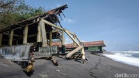 Namun lama kelamaan jaraknya terus mendekat hingga akhirnya menerjang kawasan TPI tersebut. Imbas dari abrasi ini membuat kelompok Mina Bahtera kesulitan menggunakan bangunan TPI tersebut. (Jalu Rahman Dewantara/detikTravel)