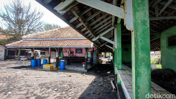 Para nelayan berharap kondisi ini bisa mendapat perhatian dari pihak-pihak terkait mulai dari Dusun Sidorejo Padukuhan XII, Kalurahan Banaran, Pemerintah Kapanewon Galur hingga Kabupaten. Mereka juga berharap agar TPI dapat direlokasi setidaknya 100 meter dari titik tertinggi ombak pasang. (Jalu Rahman Dewantara/detikTravel) Para nelayan berharap kondisi ini bisa mendapat perhatian dari pihak-pihak terkait mulai dari Dusun Sidorejo Padukuhan XII, Kalurahan Banaran, Pemerintah Kapanewon Galur hingga Kabupaten. Mereka juga berharap agar TPI dapat direlokasi setidaknya 100 meter dari titik tertinggi ombak pasang. (Jalu Rahman Dewantara/detikTravel)