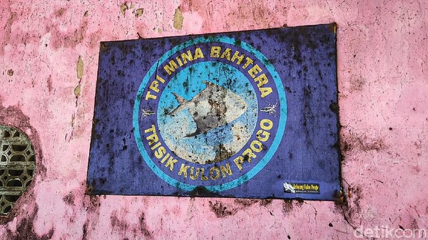 Jika ombak sedang pasang, kelompok nelayan memilih tidak memfungsikan sementara TPI itu hingga kondisi berangsur normal. (Jalu Rahman Dewantara/detikTravel) Jika ombak sedang pasang, kelompok nelayan memilih tidak memfungsikan sementara TPI itu hingga kondisi berangsur normal. (Jalu Rahman Dewantara/detikTravel)