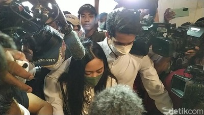 Potret Rachel Vennya Tertunduk Datangi Polda Metro Jaya