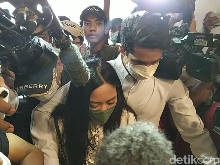 Potret Rachel Vennya Tertunduk Datangi Polda Metro Jaya