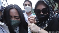 Rachel Vennya datang memakai masker hijau. Foto: Palevi/detikcom