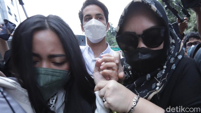 Selebgram Rachel Vennya bersama pacarnya Salim saat mendatangi Polda Metro Jaya, Jakarta, Kamis, (21/10).
