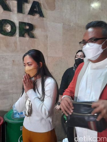 Rachel Vennya di Polda Metro Jaya (Marteen Ronaldo/detikcom)