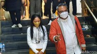 Terbaru, Kodam Jaya mengungkap peran 2 anggota TNI yang membantu Rachel Vennya kabur. Keduanya disebut membantu Rachel Vennya tidak melakukan karantina sesuai dengan aturan bepergian di Indonesia. Dua oknum TNI itu pun kini telah dinonaktifkan. (Foto: Yogi Ernes/detikcom)