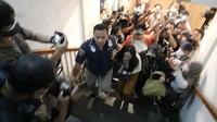Namun, tak ada satu kata terlontar dari Rachel Vennya. Foto: Rachel Vennya penuhi panggilan polisi (Yogi Ernes/detikom)