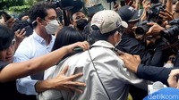 Rachel Vennya dikawal oleh beberapa pria, sempat terjadi insiden ketika Rachel Vennya akan memasuki gedung Direktorat Kriminal Umum di Polda Metro Jaya. Foto: Febri/detikHOT