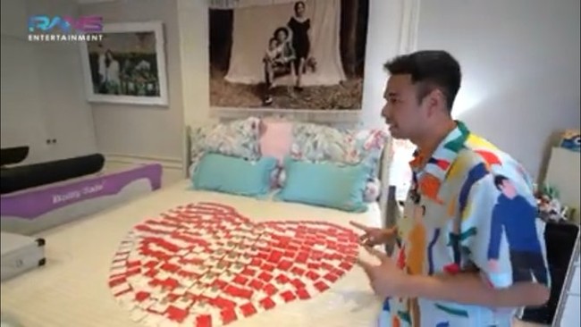Nagita Slavina juga sempat mendapatkan kado berupa emas batangan 6 kg dari sang suami tercinta, Raffi Ahmad saat anniversary pernikahan mereka yang ke-6. Momen tersebut kemudian diunggah ke YouTube channel RANS Entertainment. Emas batangan itu telah disusun sedemikian rupa oleh Raffi di tempat tidurnya. Diperkirakan harga total dari emas 6 kg itu bisa mencapai Rp 6 miliar. Foto: YouTube/RANS Entertaiment
