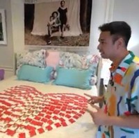 Nagita Slavina juga sempat mendapatkan kado berupa emas batangan 6 kg dari sang suami tercinta, Raffi Ahmad saat anniversary pernikahan mereka yang ke-6. Momen tersebut kemudian diunggah ke YouTube channel RANS Entertainment. Emas batangan itu telah disusun sedemikian rupa oleh Raffi di tempat tidurnya. Diperkirakan harga total dari emas 6 kg itu bisa mencapai Rp 6 miliar. Foto: YouTube/RANS Entertaiment