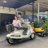 Sempat ngidam vespa mahal, Raffi Ahmad pun mewujudkan keinginan sang istri dengan membelikan vespa impiannya itu. Melalui sebuah unggahan video di akun YouTube miliknya, Raffi tampak menghadiahi Nagita sebuuah vespa 946 Christian Dior. Tak tanggung-tanggung, harga vespa tersebut ditaksir mencapai Rp 1 miliar. Foto: Instagram/@raffinagita1717