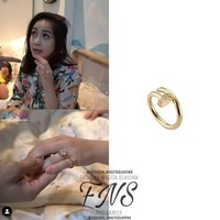 Saat berulang tahun yang ke-33, Nagita Slavina mendapatkan kado spesial berupa cincin mewah berharga fantastis dari Raffi Ahmad. Tak hanya satu, melainkan dua buah cincin. Satu cincin berasal dari merek Cartier yang harganya diperkirakan mencapai Rp 55 juta, sedangkan satunya lagi bertahtakan berlian berbentuk hati yang cukup besar. Tak tanggung-tanggung, harga cincin berlian berbentuk hati itu mencapai sekitar Rp 3 miliar. Foto: Instagram/@fashion_nagitaslavina