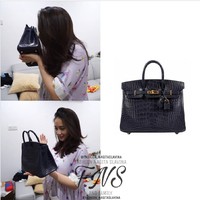 Untuk menyenangkan hati sang istri yang sedang hamil, Raffi juga sempat memberikan kejutan dengan menghadiahi Nagita sebuah tas mewah seharga rumah. Hermes Birkin 25 Alligator Matte itu dibanderol dengan harga sekitar Rp 1,1 miliar. Nagita pun terlihat sangat senang menerima hadiah tersebut. Foto: Instagram/@fashion_nagitaslavina