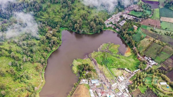 Ke Pulau Jawa, yuk ke Desa Wisata Ranu Pani yang berada di Kecamatan Senduro, Kabupaten Lumajang, Jawa Timur. Ranu Pani masuk dalam kawasan Taman Nasional Bromo Tengger Semeru (BTS) hingga membuat desa ini memiliki pemandangan alam yang sangat indah. Foto: Kemenparekraf Ke Pulau Jawa, yuk ke Desa Wisata Ranu Pani yang berada di Kecamatan Senduro, Kabupaten Lumajang, Jawa Timur. Ranu Pani masuk dalam kawasan Taman Nasional Bromo Tengger Semeru (BTS) hingga membuat desa ini memiliki pemandangan alam yang sangat indah. Foto: Kemenparekraf