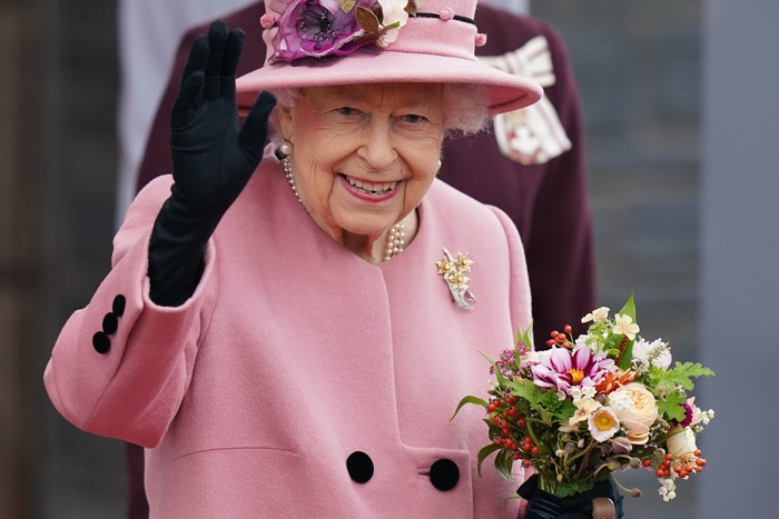Ratu Elizabeth II CARDIFF, WALES - OCTOBER 14: Queen Elizabeth II attends the opening ceremony of the sixth session of the Senedd at The Senedd on October 14, 2021 in Cardiff, Wales. (Photo by Jacob King-WPA Pool/Getty Images)