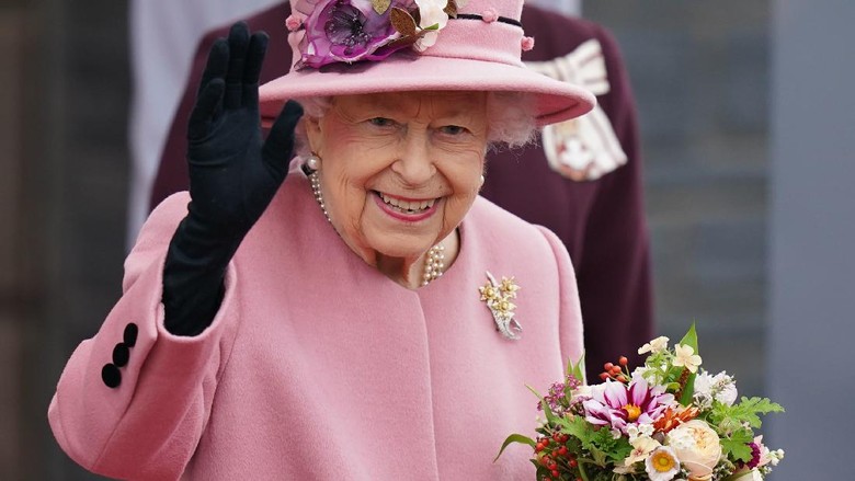 Ratu Elizabeth II CARDIFF, WALES - OCTOBER 14: Queen Elizabeth II attends the opening ceremony of the sixth session of the Senedd at The Senedd on October 14, 2021 in Cardiff, Wales. (Photo by Jacob King-WPA Pool/Getty Images)