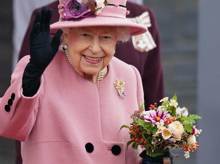CARDIFF, WALES - OCTOBER 14:  Queen Elizabeth II attends the opening ceremony of the sixth session of the Senedd at The Senedd on October 14, 2021 in Cardiff, Wales.  (Photo by  Jacob King-WPA Pool/Getty Images)