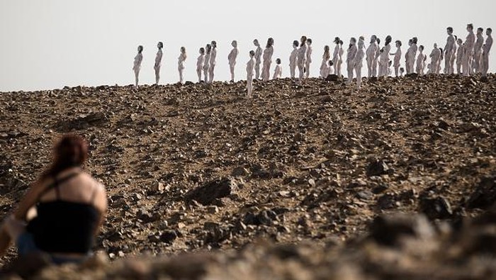 Ratusan Orang Telanjang di Gurun Israel, Ngapain? ARAD, ISRAEL - OCTOBER 17: (FOR EDITORIAL USE ONLY) (FOR EDITORIAL USE ONLY) (EDITORS NOTE: Image contains nudity) Nude models pose for a photograph as American artist Spencer Tunick's photo installation is unveiled on October 17, 2021 in Arad, Israel. Around 300 participants took part in the nude photo installation which Tunick designed to highlight the importance of preserving and restoring the Dead Sea in mind. (Photo by Amir Levy/Getty Images)