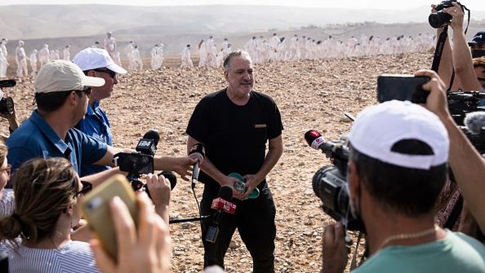 Ratusan Orang Telanjang di Gurun Israel, Ngapain? ARAD, ISRAEL - OCTOBER 17: (FOR EDITORIAL USE ONLY) (FOR EDITORIAL USE ONLY) (EDITORS NOTE: Image contains nudity) Nude models pose for a photograph as American artist Spencer Tunick's photo installation is unveiled on October 17, 2021 in Arad, Israel. Around 300 participants took part in the nude photo installation which Tunick designed to highlight the importance of preserving and restoring the Dead Sea in mind. (Photo by Amir Levy/Getty Images)