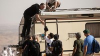 Tunick mengatakan senang bisa kembali ke Israel dan terlibat dalam aksi tersebut. Sebelumnya, ia pernah menggelar instalasi di Laut Mati pada 2011.  