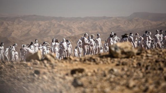 Ratusan Orang Telanjang di Gurun Israel, Ngapain? ARAD, ISRAEL - OCTOBER 17: (FOR EDITORIAL USE ONLY) (FOR EDITORIAL USE ONLY) (EDITORS NOTE: Image contains nudity) Nude models pose for a photograph as American artist Spencer Tunick's photo installation is unveiled on October 17, 2021 in Arad, Israel. Around 300 participants took part in the nude photo installation which Tunick designed to highlight the importance of preserving and restoring the Dead Sea in mind. (Photo by Amir Levy/Getty Images)